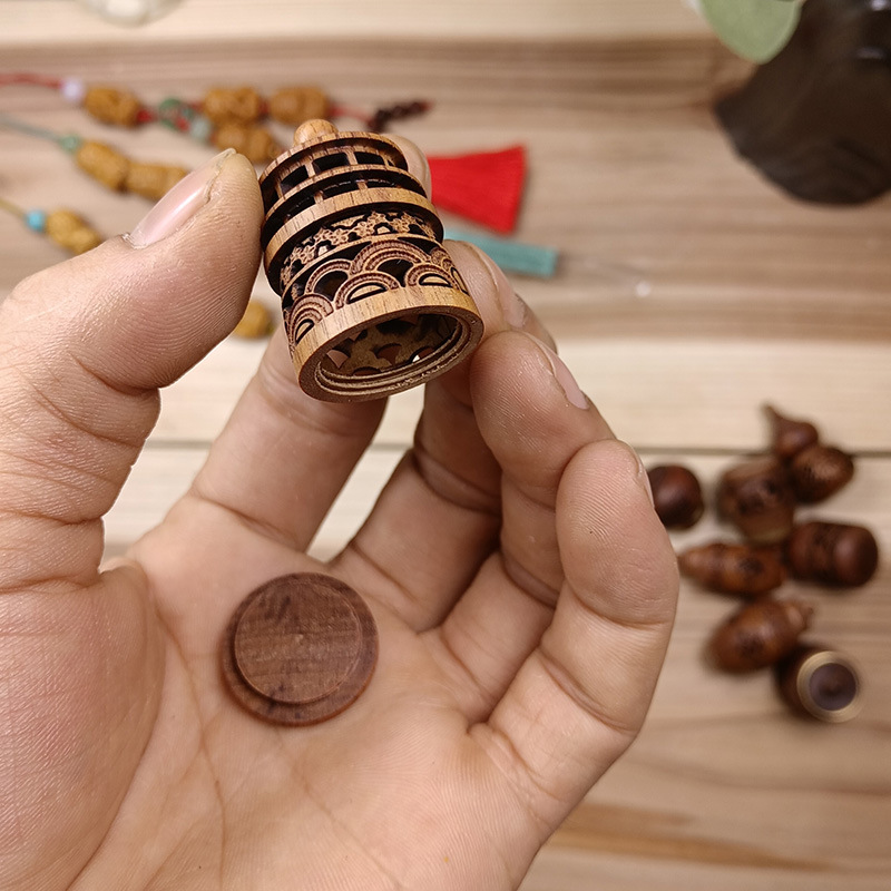 Wood Hollow Carved Aromatherap - مراجعة Diffuser Necklace Locket وسعره